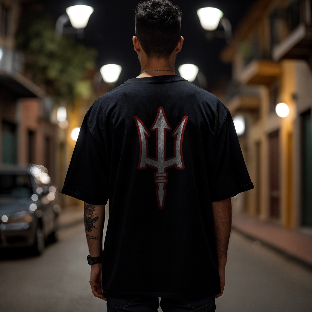 Modelo luciendo la playera TRION DE3P Oversize de algodón negro, con el logo del tridente en blanco con el contorno en color rojo.