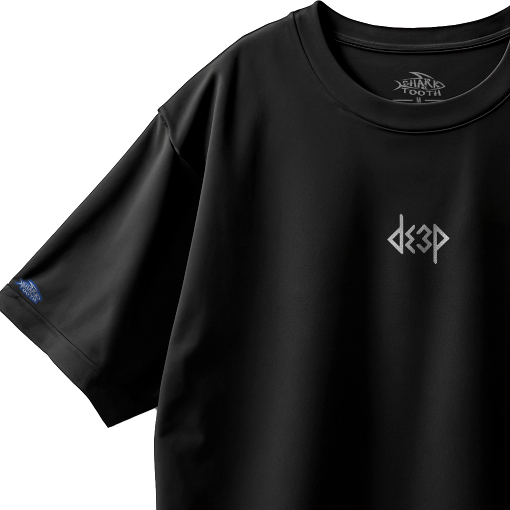 Detalle del logo DE3P, en el pecho de la Playera TRION DE3P Oversize negra.