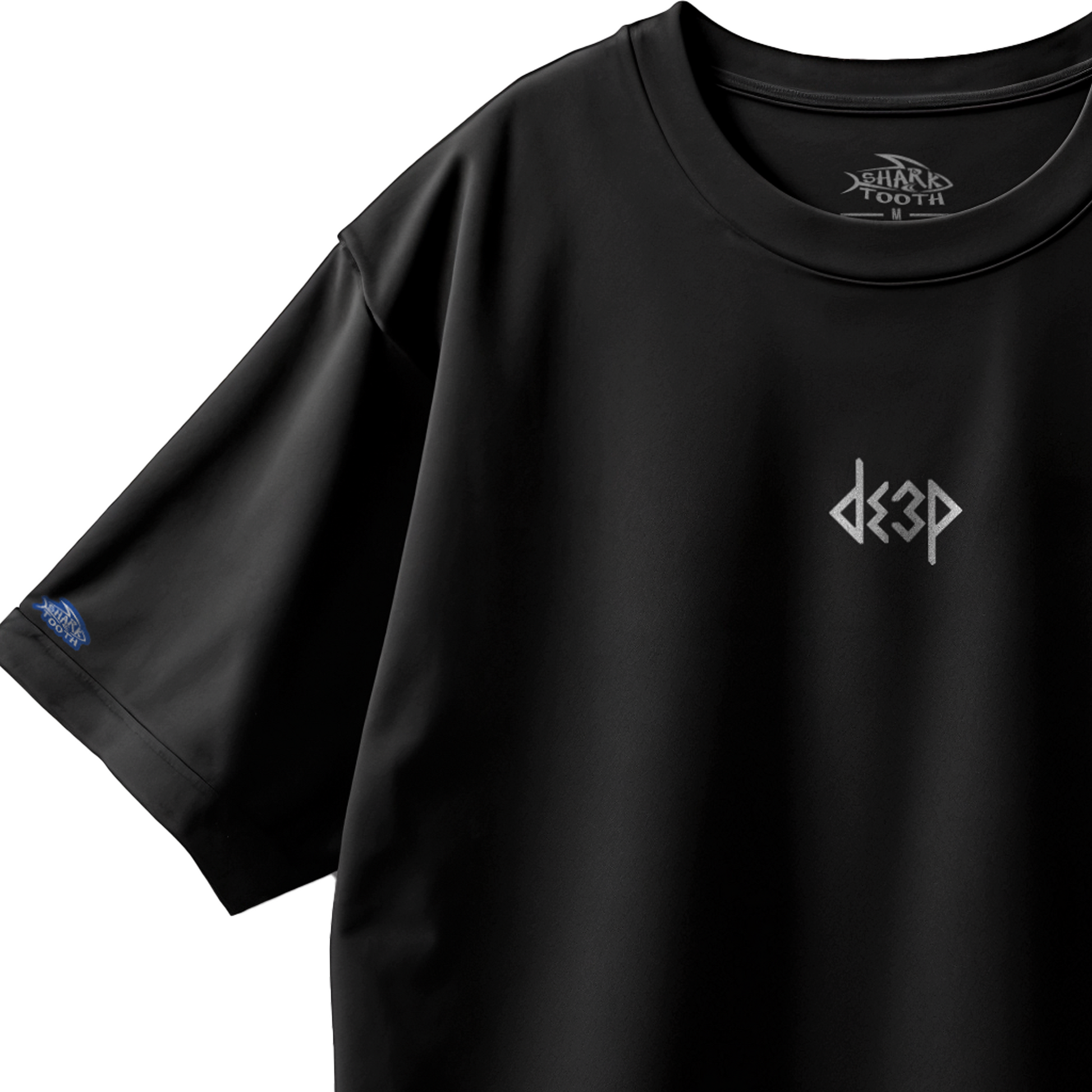 Detalle del logo DE3P, en el pecho de la Playera TRION DE3P Oversize negra.